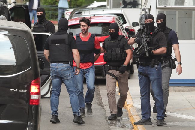 Τραγωδία στη Marfin: Αυτοί είναι οι δύο συλληφθέντες για τον φονικό εμπρησμό - Μεταφέρθηκαν στην Ευελπίδων [εικόνες - βίντεο]