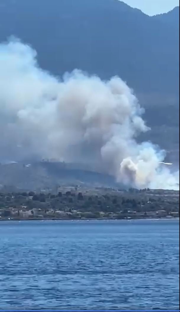 Δύο μεγάλες φωτιές στην Αττική σε Μέγαρα και Βαρνάβα - Έχουν καεί σπίτια, λέει ο δήμαρχος για το Νέο Μάζι
