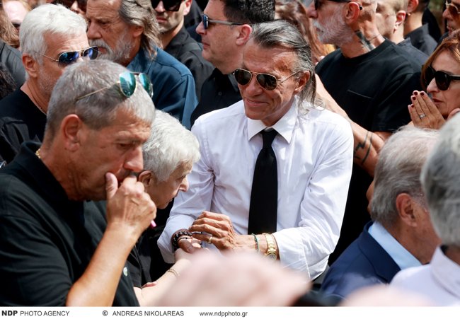 Ηλίας Ψινάκης: Δίπλα στη μητέρα του Γιώργου Μαζωνάκη, Κλειώ