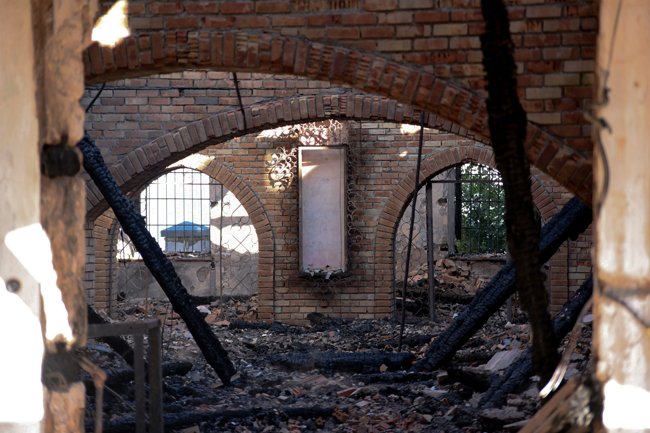Εικόνες καταστροφής από τη φωτιά στο οινοποιείο της Achaia Clauss - Σώθηκαν τα ιστορικά κρασιά, κάηκε το πέτρινο κτίριο