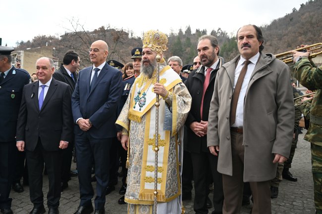Φαρ Ουέστ στη Φλώρινα: Πιάστηκαν στα χέρια μπροστά στον Δένδια για τον Τίμιο Σταυρό [βίντεο]