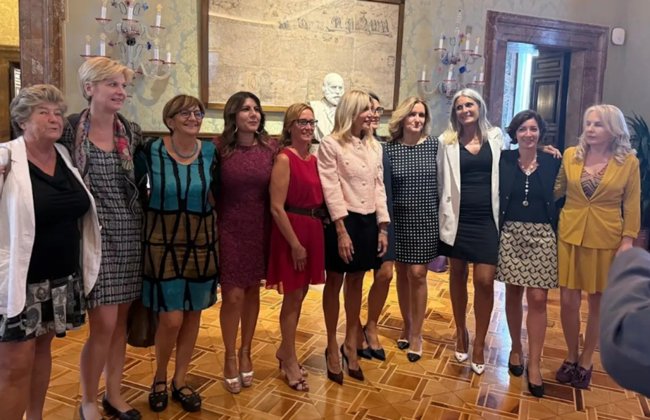 Σάλος στην Ιταλία με τον Ταγιάνι: "Καλύτερες μητέρες οι γυναίκες με μακριές φούστες" - Η απάντηση με... μίνι στη Βουλή