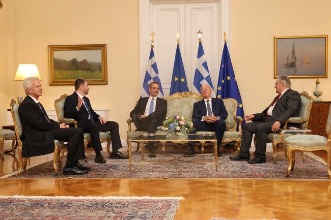 Προεδρικό Μέγαρο: Μόνο τρεις πολιτικοί αρχηγοί στη Γιορτή της Δημοκρατίας - Τα "πηγαδάκια" και οι ηχηρές απουσίες [εικόνες]