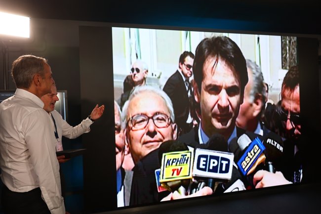 "Ευτυχώς που δεν είμαι στο εξώφυλλο": Ξενάγηση Μητσοτάκη στα περίπτερα της ΔΕΘ - Η ρετσίνα, τα δώρα και οι ατάκες του