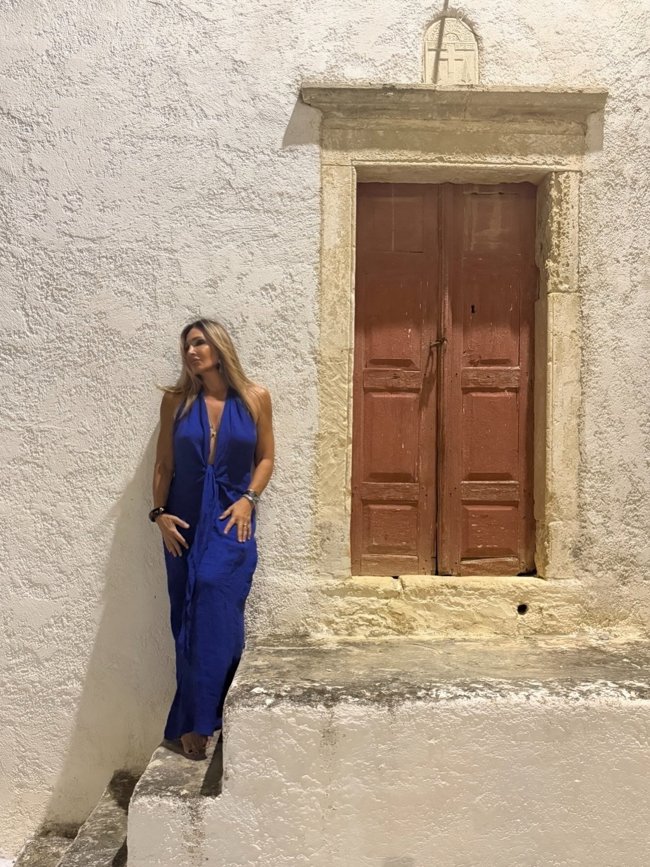 Διακοπές στο χωριό της κάνει η Ελένη Πετρουλάκη -"Η ψυχή θυμάται πού ανήκει" [εικόνες]