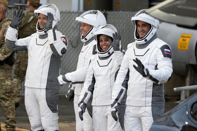 Εκτοξεύτηκε ο πύραυλος της SpaceX - Μεταφέρει τέσσερις αστροναύτες στον Διεθνή Διαστημικό Σταθμό [εικόνες - βίντεο]