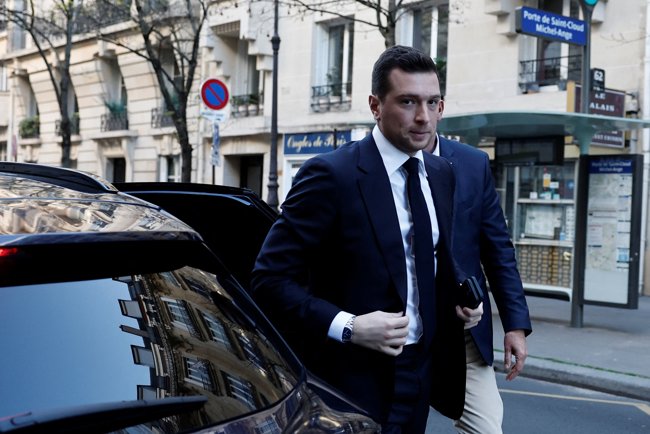 Ο Μπαρντελά απαντά στον Μακρόν: "Μετά την 7η Οκτωβρίου 2023, εγώ διαδήλωσα στους δρόμους, εκείνος όχι"