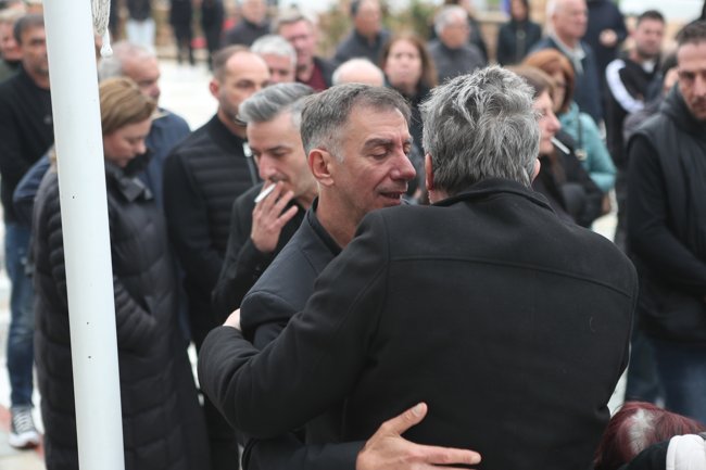 Θλίψη στο τελευταίο αντίο στον Στέφανο Μπορμπόκη - "Λύγισε" ο αδελφός του [εικόνες]