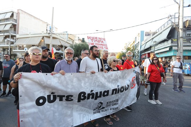 Παύλος Φύσσας: Χιλιάδες κόσμος στην αντιφασιστική πορεία στο Κερατσίνι - Συγκλόνισε η μητέρα του, Μάγδα [εικόνες - βίντεο]