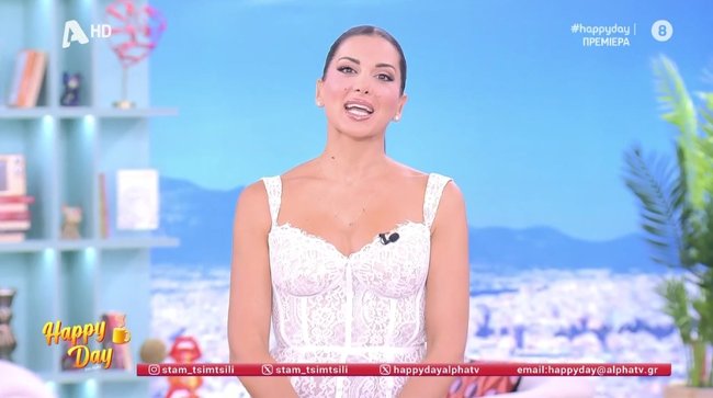 Σταματίνα Τσιμτσιλή: Με λευκό δαντελένιο φόρεμα και YSL γόβες στην πρεμιέρα της