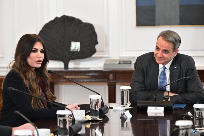Politico: Η Ελλάδα "ποντάρει" στους δεσμούς με τις ΗΠΑ - Η Γκίλφοϊλ, τα εγκώμια Τραμπ και η πιθανή επίσκεψη στην Αθήνα