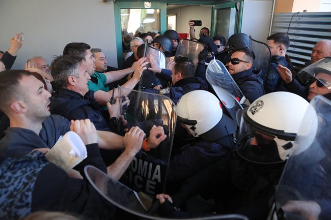 Νοσοκομείο Νίκαιας: Επεισόδια κατά την επίσκεψη Γεωργιάδη - "Η κομμουνιστική βία δεν μπορεί να επικρατήσει" [εικόνες - βίντεο]