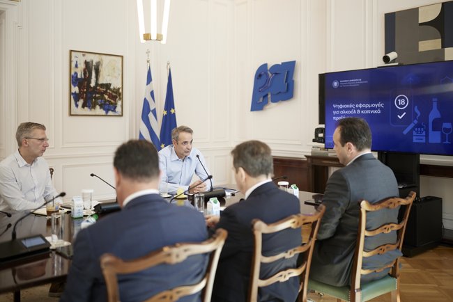 Σύσκεψη στο Μαξίμου για την προστασία ανηλίκων από αλκοόλ και καπνό: Πώς θα γίνεται η επαλήθευση της ηλικίας