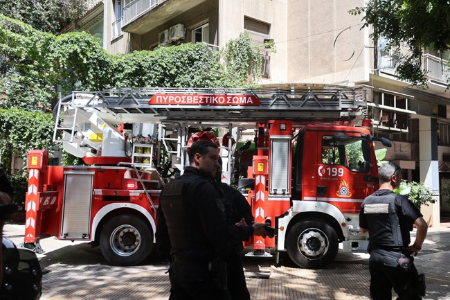Πλατεία Ομονοίας: Έσβησε η φωτιά στο ξενοδοχείο - Είχαν εγκλωβιστεί ένοικοι στα μπαλκόνια [βίντεο]