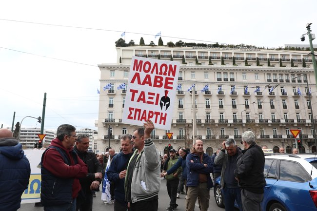 Ενταση μεταξύ οδηγών ταξί: Φραστικές επιθέσεις και καφέδες σε απεργοσπάστες - "Τι κάνεις εκεί ρε μα@@" [βίντεο]