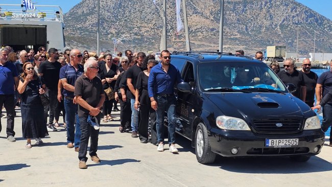 Φούρνοι Κορσεών: Βαθιά συγκίνηση στο τελευταίο αντίο στον Δημήτρη Καρύδη - Καπνογόνα, κόρνες πλοίων και πλήθος κόσμου [εικόνες - βίντεο]