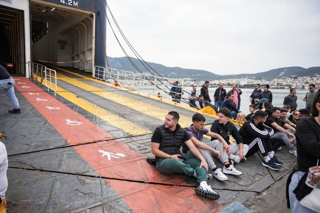 Λέσβος: Στα "κάγκελα" οι κτηνοτρόφοι - Μπλόκο στο λιμάνι της Μυτιλήνης, πολλές ακυρώσεις και εγκλωβισμένοι