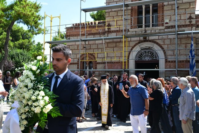 Μαίρη Λίντα: Συγκίνηση στο τελευταίο "αντίο" - Ποιοι έδωσαν το παρών για τη μεγάλη κυρία του ελληνικού τραγουδιού