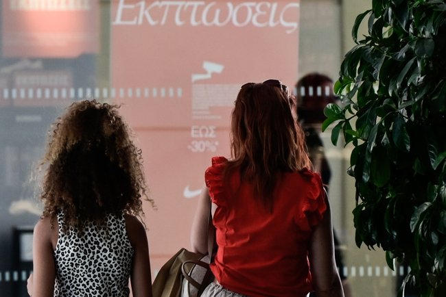Ξεκίνησαν οι θερινές εκπτώσεις 2026 - Ανοιχτά την Κυριακή τα καταστήματα, δείτε τα ωράρια