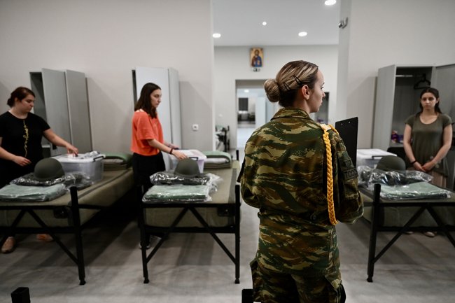 ΓΥΝΑΙΚΕΣ ΣΤΟΝ ΣΤΡΑΤΟ