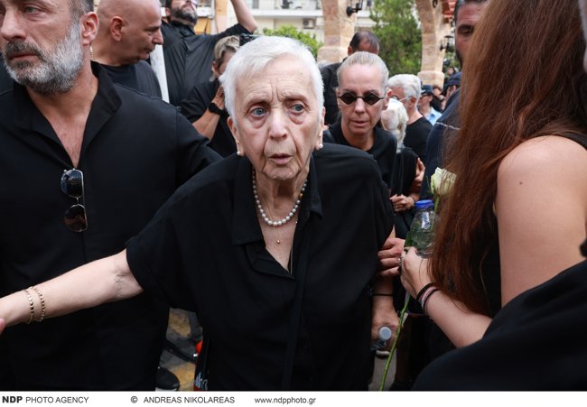 Κηδεία Μαζωνάκη: Ανείπωτος ο πόνος της οικογένειάς του - Υποβασταζόμενη η μητέρα του, απαρηγόρητη η αδερφή του [εικόνες]