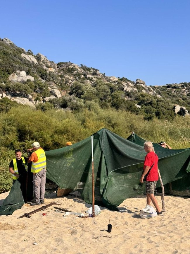 Απίστευτες εικόνες στη Χαλκιδική: Έστησαν σκηνές με φιάλες υγραερίου και φωτοβολταϊκά σε παραλίες [εικόνες - βίντεο]