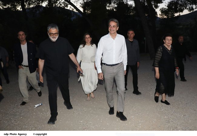Κυριάκος Μητσοτάκης: Στο αρχαίο θέατρο της Επιδαύρου με την σύζυγό του Μαρέβα, για τη "Μήδεια"
