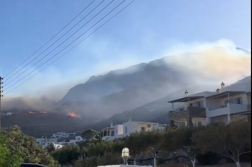 Φωτιά στη Σέριφο: Εφιαλτική νύχτα και σκληρή μάχη για να τεθεί υπό έλεγχο - Ζημιές σε σπίτια, αποθήκες και εκκλησίες