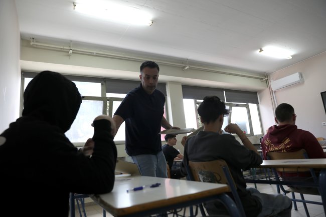 Σε εφαρμογή από το 2027-28 το Εθνικό Απολυτήριο: Δεν καταργούνται οι Πανελλήνιες - Τι αλλάζει στο Λύκειο