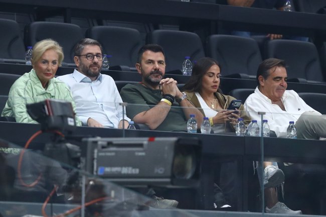 Ανδρουλάκης και Σχοινάς "τσακώθηκαν" στη Βουλή και μετά είδαν Παναθηναϊκό - Στην παρέα τους η μητέρα του Γιαννακόπουλου