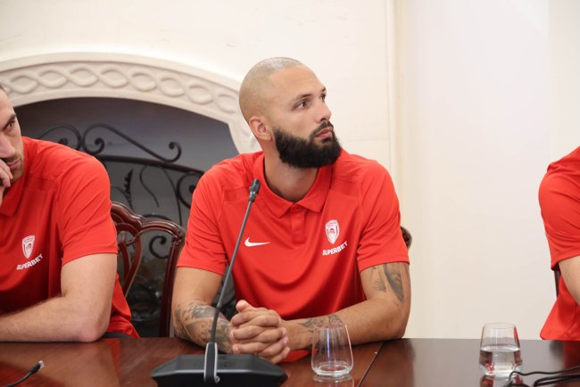 "Είμαι περήφανος γαύρος": Συνάντηση Νίκου Χριστοδουλίδη με την ομάδα μπάσκετ του Ολυμπιακού στην Κύπρο
