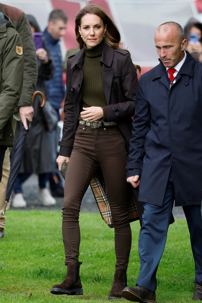 Το Burberry πανωφόρι της Κέιτ Μίντλετον: Η κομψή σοκολατί καπαρντίνα και ο τρόπος που την συνδύασε