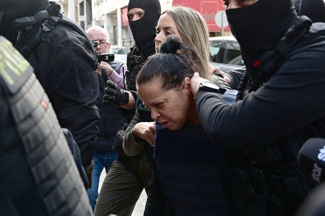 Στα δικαστήρια Πειραιά η 46χρονη που σκότωσε την πεθερά της στη Σαλαμίνα - Πήρε προθεσμία για να απολογηθεί