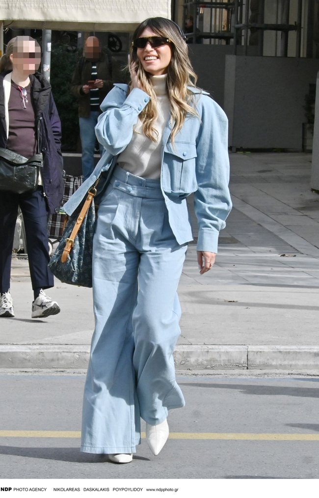 Αθηνά Οικονομάκου: Με total denim look στο κέντρο της Αθήνας