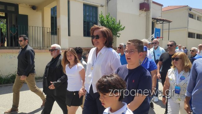 Ψήφισε η Ντόρα Μπακογιάννη αγκαζέ με την εγγονή της: "Καλό βόλι, και το βράδυ με τη νίκη"