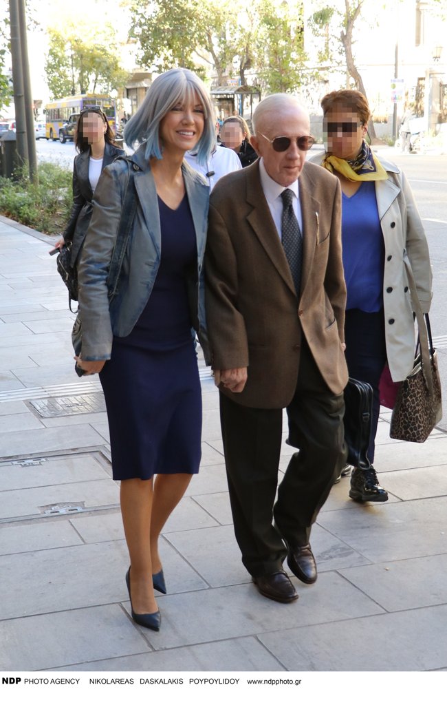 Τζόρτζια Σιακαβάρα: Στην Αθήνα με ντεγκραντέ περούκα και ασορτί σακάκι σε ασημί και μπλε τόνους
