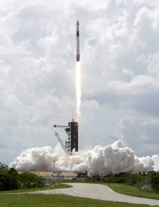 Kαρέ - καρέ η ιστορική εκτόξευση της Space Χ - Ενθουσιασμένοι Έλον Μασκ και Ντόναλντ Τραμπ [εικόνες, βίντεο]