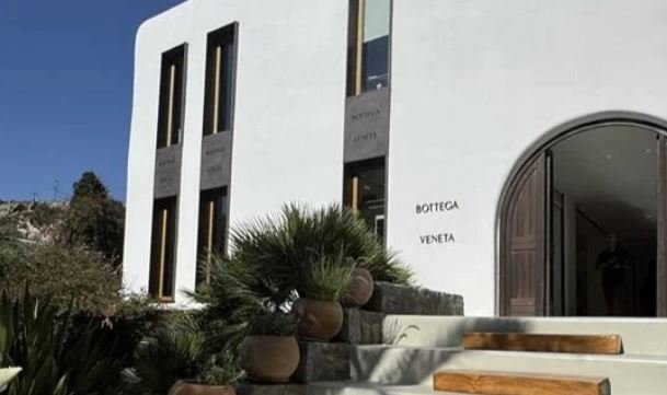 Μύκονος: Αυτά είναι τα γυαλιά και το φυλαχτό που εκλάπησαν - Η καταγγελία και η απάντηση του Τρύφωνα Σαμαρά