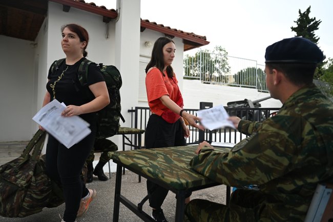 Ιστορική μέρα για τις Ένοπλες Δυνάμεις: Παρουσιάστηκαν οι πρώτες γυναίκες εθελόντριες στον Ελληνικό Στρατό [εικόνες - βίντεο]