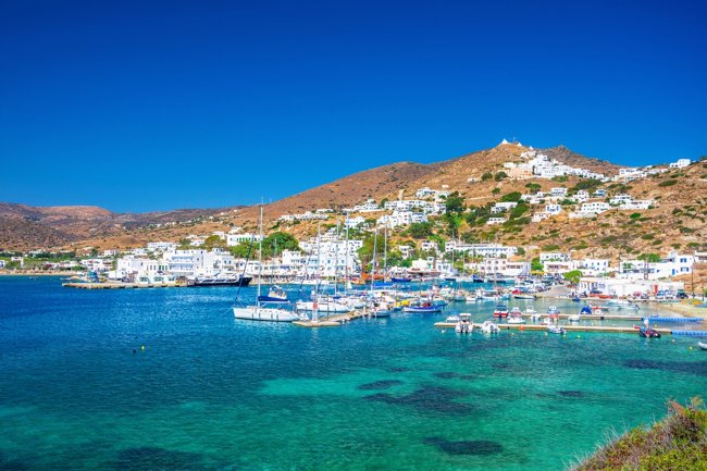 Αποθέωση για το κυκλαδονήσι με την κοσμοπολίτικη ενέργεια -Αγριες παραλίες και παρθένοι κολπίσκοι