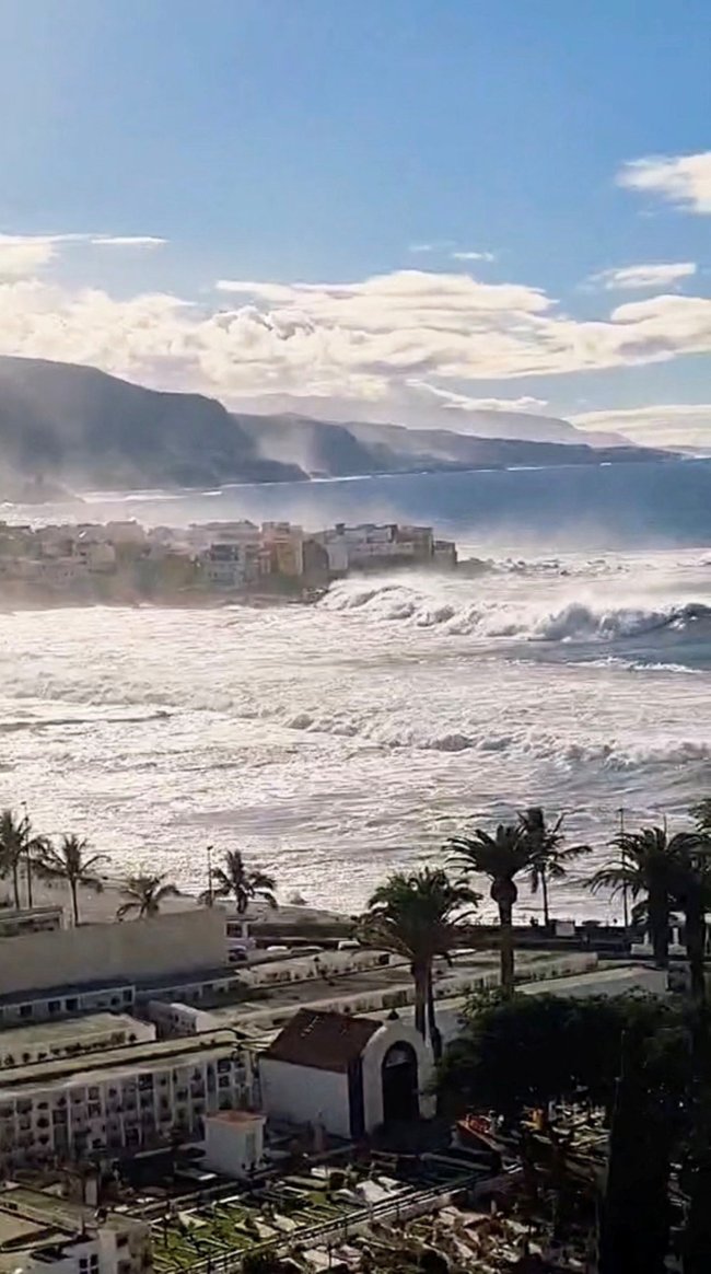 Τραγωδία με τέσσερις τουρίστες στην Ισπανία: Τους κατάπιαν τα κύματα στη φυσική πισίνα της Τενερίφης