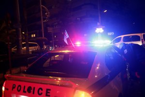 Μεταμεσονύχτια διάσωση σε γκρεμό της Πεντέλης - Δύο άνδρες έπεσαν σε απόκρημνο σημείο