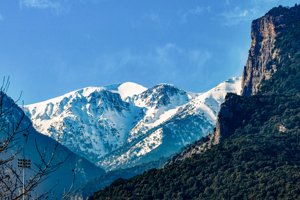 Συναγερμός στον Όλυμπο: Επιχείρηση της ΕΜΑΚ για μαθητές που ένιωσαν αδιαθεσία - Σηκώθηκε και ελικόπτερο