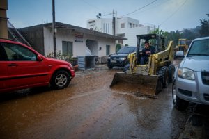 Κόρινθος: Τροχαίο με εγκλωβισμένους και σοβαρά τραυματίες - Το ένα ΙΧ "έκοψε" τρεις κολώνες φωτισμού [βίντεο]