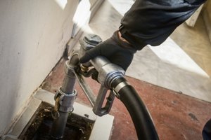 "Φωτιά" τα καύσιμα: Στα... 2,20 ευρώ αμόλυβδη και πετρέλαιο κίνησης - εικόνα 2