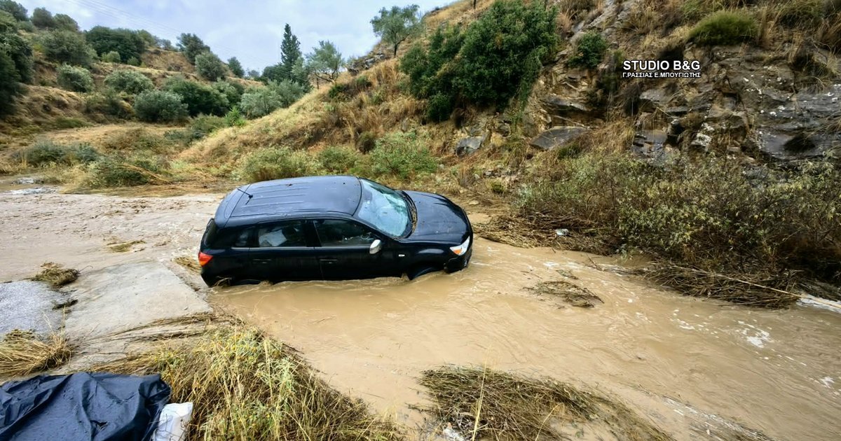 Θρίλερ στην Αργολίδα: Σώθηκαν την τελευταία στιγμή ηλικιωμένοι από ορμητικό χείμαρρο [βίντεο]