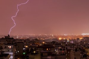 "Άνοιξαν οι ουρανοί": Έντονη βροχόπτωση στην Αθήνα  [βίντεο] - εικόνα 2