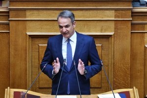 Γιώργος Μυλωνάκης: Για πρώτη φορά στη Βουλή μετά τη σοβαρή περιπέτεια υγείας - Η θερμή χειραψία με τον Μητσοτάκη - εικόνα 5