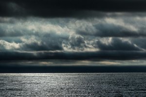 Βελτίωση καιρού: Μικρή άνοδος της θερμοκρασίας, περιορισμένη συννεφιά - Πού επιμένουν βροχές και καταιγίδες