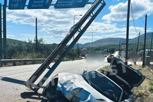 Τροχαίο στα Σπάτα: Αυτοκίνητο παρέσυρε και τραυμάτισε τροχονόμο